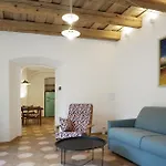 Old Town Flat With Private Patio Apartmán