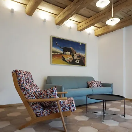 Old Town Flat With Private Patio Апартаменты *