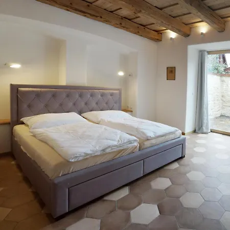 Old Town Flat With Private Patio Апартаменты *