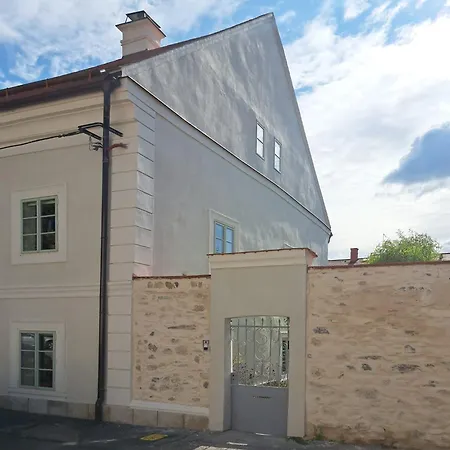 Old Town Flat With Private Patio Apartmán