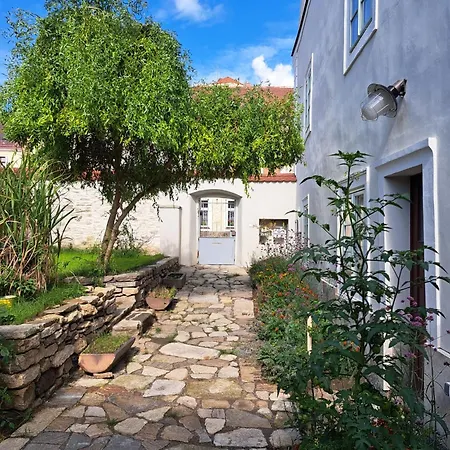 Old Town Flat With Private Patio Кутна-Гора