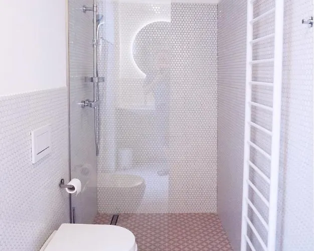 Old Town Flat With Private Patio شقة