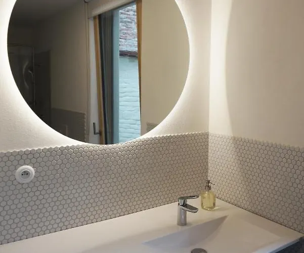 Old Town Flat With Private Patio شقة