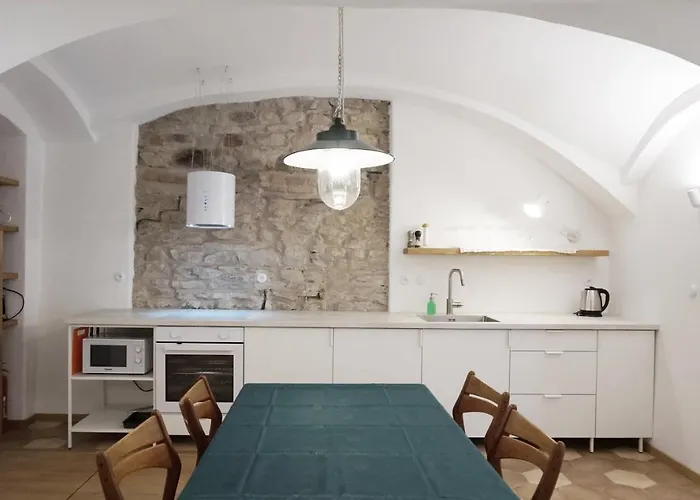 Old Town Flat With Private Patio شقة كوتنا هورا