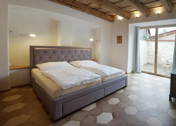 Old Town Flat With Private Patio شقة *