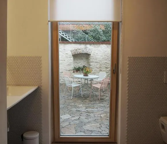 Old Town Flat With Private Patio شقة *