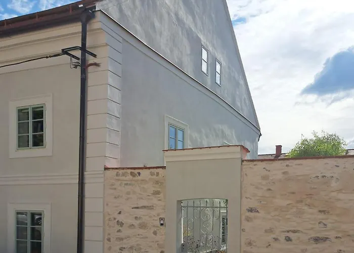 Old Town Flat With Private Patio شقة